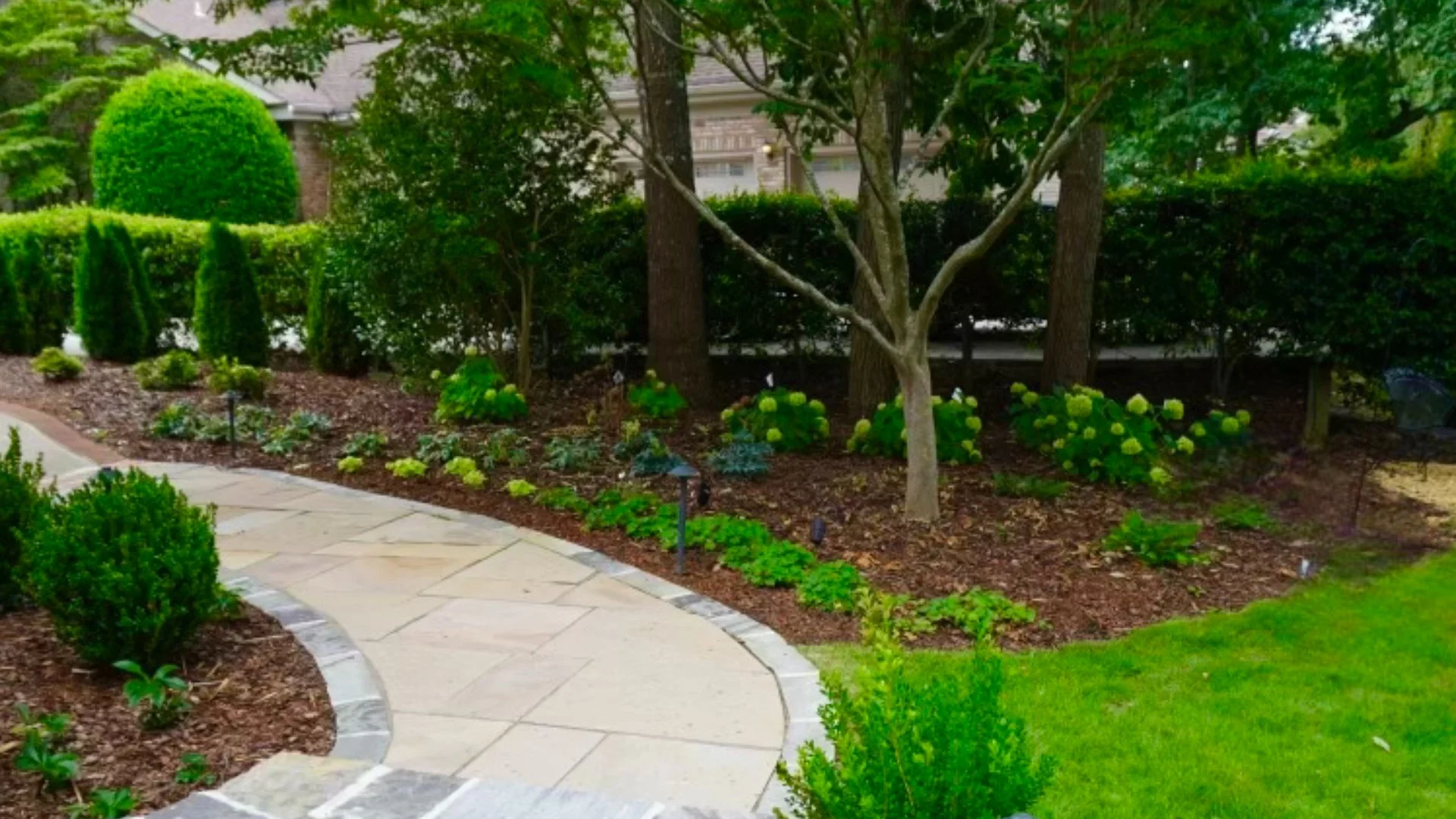 Comparing Ground Covers for Your Landscape: Mulch vs Rock